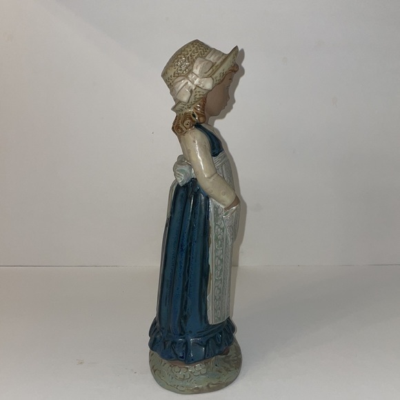 Vintage Nao Lladro Porcelain "Girl with her hands‎ in apron" 1982 - Picture 6 of 6